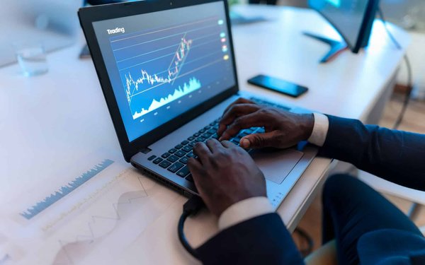 Comment les technologies de blockchain peuvent-elles être appliquées pour sécuriser les transactions financières internationales?